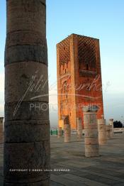 Image du Maroc Professionnelle de  Le Minaret et quelques colonnes de la mosquée (Tour Hassan) qui fît construite à la fin du XIIe siècle par le Sultan Yacoub el Mansour (dynastie Almohade) désireux de construire la plus grande mosquée du monde doté de 400 colonnes, la construction n’a pas été achevé suite à la mort du sultan en 1199, La tour Hassan est le symbole de Rabat son esplanade abrite le Mausolée Mohammed V de Rabat, Jeudi 15 Février 2007. (Photo / Abdeljalil Bounhar)